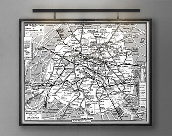 Könnte beinhalten: Gerahmte Schwarz-Weiß-Vintage-Karte des Pariser Métro-U-Bahn-Systems. Die Karte mit dem Titel "Plan-Eclair" zeigt Stationsnamen und Linien auf Französisch. Der gerahmte Druck ist eine detaillierte historische Darstellung des öffentlichen Verkehrsnetzes der Stadt.