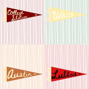 Könnte beinhalten: Vier Wimpel mit den Namen von Städten in Texas: College Station, Waco, Austin und Lubbock. Jeder Wimpel hat eine andere Farbe und Schriftart. Der Hintergrund ist ein gestreiftes Muster in Pastellfarben.