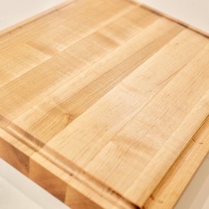 Maple Edge-Grain Cutting Board (Medium)