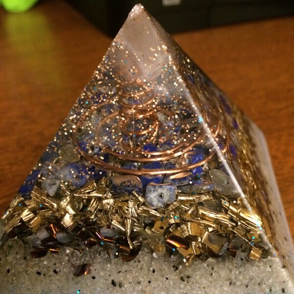 ORGONE ENERGY PYRAMID - with Lapis Lazuli