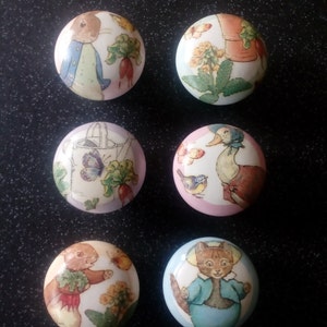 Ensemble de 6 boutons de porte fabriqués à la main avec « Peter Rabbit & Friends »