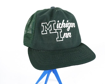 Gorra de camionero de malla verde y blanca vintage Michigan Inn de New Era MSU Michigan State Spartans Snapback hecha en EE. UU.