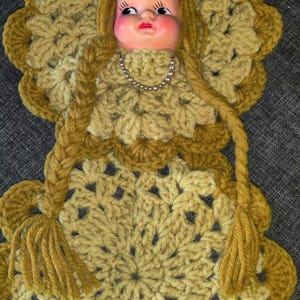 Vtg 70&#39;s Crochet Doll Faced w/ Pocket Hanging Kitchen Pot Holder Trivet Homemade