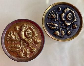 Antique Picture Button. Flowers.