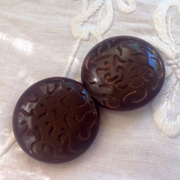 Broche vintage de baquelita. De la hebilla. Tallado. Chocolate.