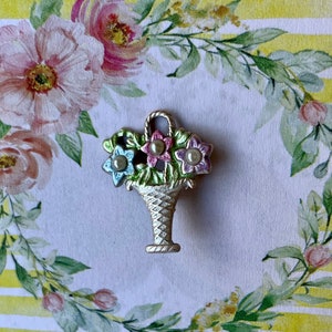 Bouton panier de fleurs en métal coulé. Motif floral pastel doux. Artisanat. Kiddie. Poupées