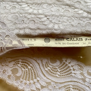 Dentelle de lingerie florale française vintage. Calais.