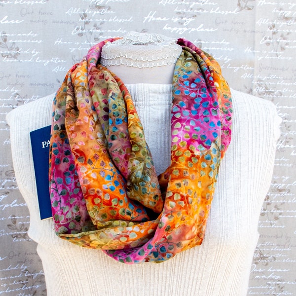 Infinity Schal mit Tasche, Viskose Batik Schal in Herbstfarben, Sommerschal, Schal mit versteckter Tasche, Infinity Schal, Leichter Schal