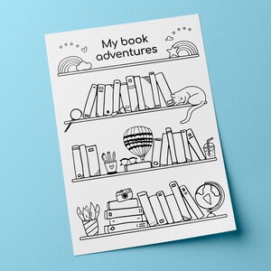 Op de afbeelding: Een zwart-witte illustratie van een boekenkast met drie planken vol boeken. De bovenste plank heeft een kat die erop zit. De middelste plank heeft een luchtballon, potloden, brillen en een beker. De onderste plank heeft een camera, een plant in een pot en een globe. De tekst "My book adventures" staat bovenaan de afbeelding.