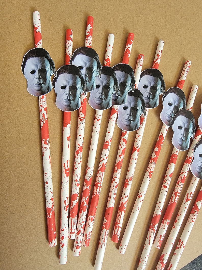 Pu&ograve; includere: Un set di cannucce di carta a strisce bianche e rosse con un design a schizzi di sangue. Ogni cannuccia ha un'immagine stampata della maschera di Michael Myers dei film di Halloween.