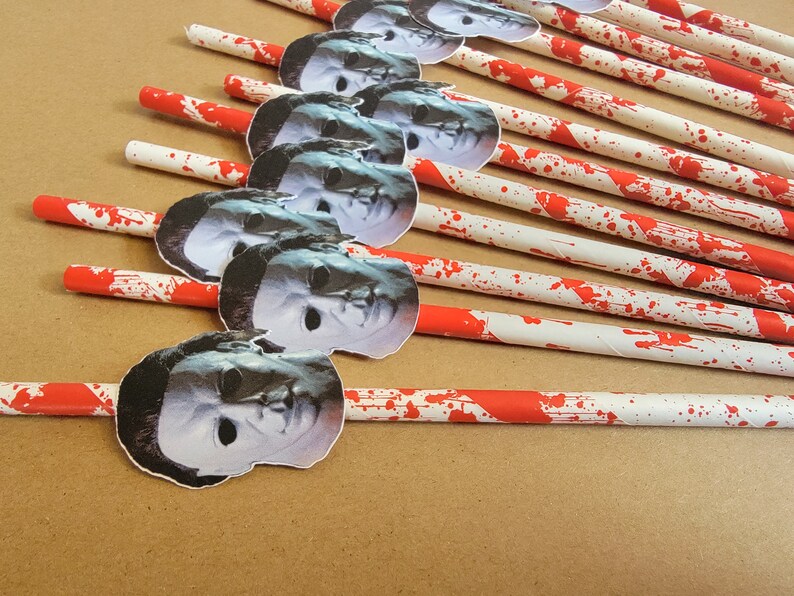 Pu&ograve; includere: Un set di cannucce di carta a strisce bianche e rosse con un design a spruzzo di sangue. Ogni cannuccia ha un'immagine stampata della maschera di Michael Myers dei film di Halloween.