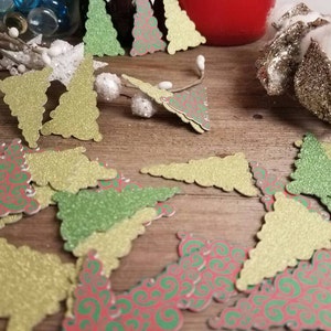 Puede incluir: Surtido de recortes de &aacute;rboles de Navidad con purpurina en verde, dorado y rojo con un patr&oacute;n de espiral.