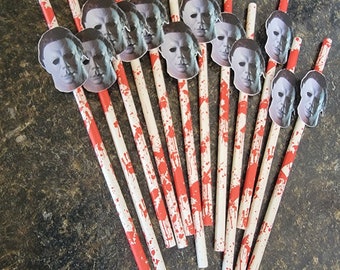Può includere: Un set di 15 cannucce di carta a strisce bianche e rosse con un design a schizzi di sangue rosso. Ogni cannuccia ha un adesivo rotondo con un'immagine in bianco e nero della maschera di Michael Myers del franchise di film Halloween.