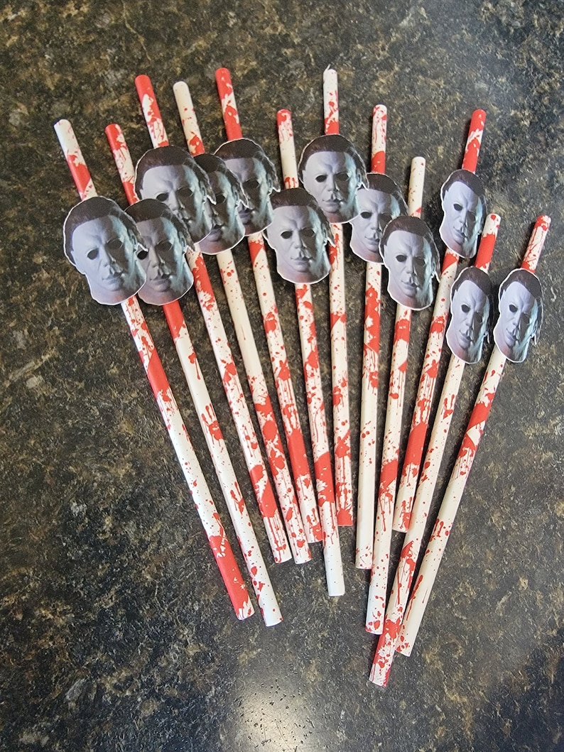 Pu&ograve; includere: Un set di 15 cannucce di carta a strisce bianche e rosse con un design a schizzi di sangue rosso. Ogni cannuccia ha un adesivo rotondo con un'immagine in bianco e nero della maschera di Michael Myers del franchise di film Halloween.