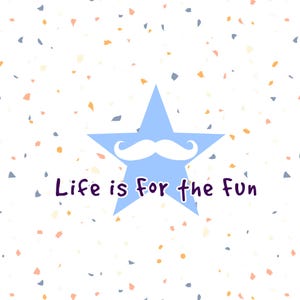 Op de afbeelding: Een blauwe ster met een witte snor op een witte achtergrond met een verspreid patroon van kleine gekleurde stippen. De tekst "Life is for the fun" staat in paars onder de ster.