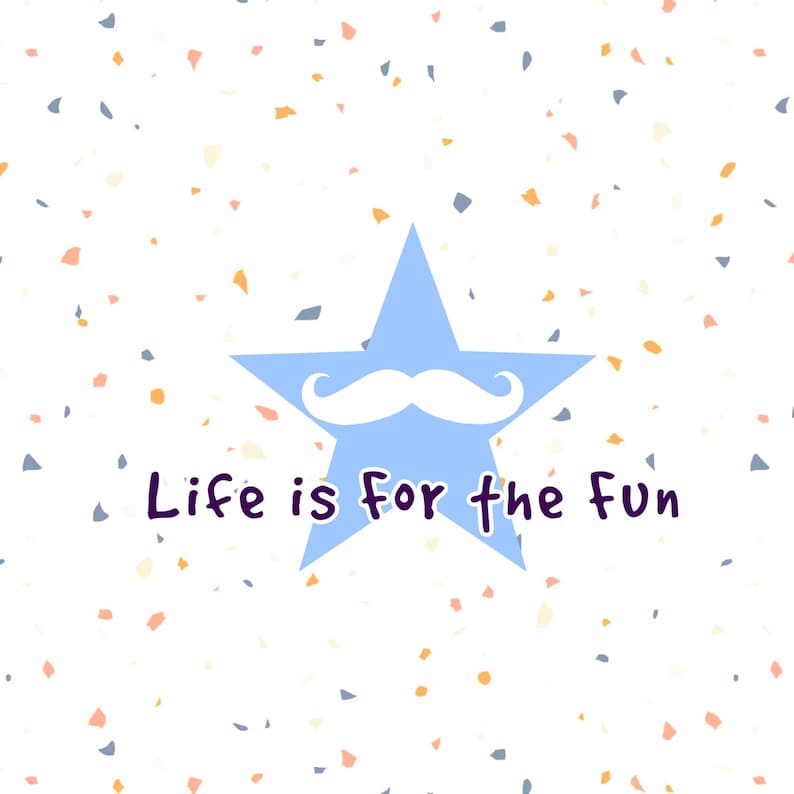 Op de afbeelding: Een blauwe ster met een witte snor op een witte achtergrond met een verspreid patroon van kleine gekleurde stippen. De tekst "Life is for the fun" staat in paars onder de ster.