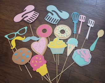 caupcake party decorations, cupcake photo booth props, party ideas for girls, cooking party, party ideas for girls, party ideas for boys