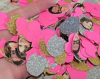 Può includere: Una manciata di cuori di coriandoli rosa, oro e argento con facce stampate su di essi. I coriandoli sono perfetti per un matrimonio o una festa.