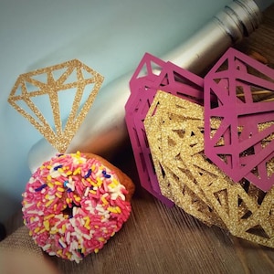 Pu&ograve; includere: Sagome di carta a forma di diamante dorate e rosa con glitter. Le sagome sono sovrapposte e sono perfette per una festa o una celebrazione.