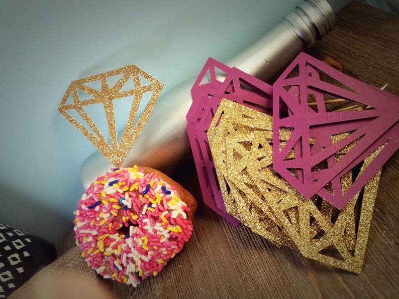 Pu&ograve; includere: Sagome di carta a forma di diamante dorate e rosa con glitter. Le sagome sono sovrapposte e sono perfette per una festa o una celebrazione.
