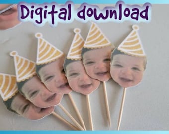 Può includere: Sei topper per cupcake con il viso di un bambino e un cappello da festa giallo e bianco. Il testo "Download digitale" è in alto nell'immagine.