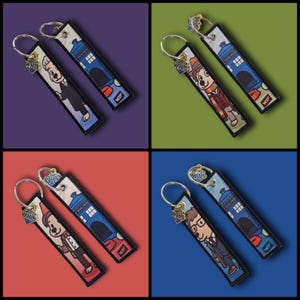 Peut inclure: Quatre porte-clés avec des personnages de dessins animés et le TARDIS de Doctor Who. Chaque porte-clés a un anneau métallique et une étiquette en tissu avec une illustration de personnage et le texte "DOG WHO". Les couleurs de fond sont le violet, le vert, le rouge et le bleu.