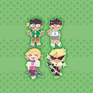 Puede incluir: Cuatro pegatinas de personajes de dibujos animados que representan a un niño de pelo verde con gafas, una niña de pelo azul con gafas, una niña rubia con una bufanda rosa y un niño rubio con gafas de sol. Las pegatinas están sobre un fondo verde con un patrón de diamantes.