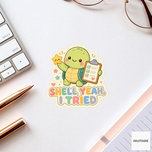 Op de afbeelding: Een gestanste sticker met een lichtgroene cartoon-schildpad die een gele ster en een bruin klembord met een checklist vasthoudt. De tekst "SHELL YEAH, I TRIED" staat in kleurrijke, afgeronde letters op een crèmekleurige achtergrond.