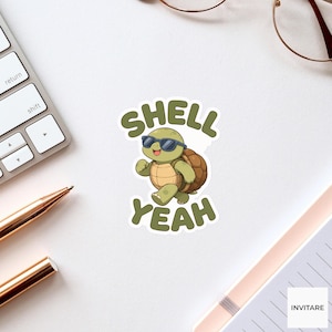 Op de afbeelding: Een gestanste sticker met een cartoon-schildpad die een donkerblauwe zonnebril draagt en lachend loopt. De tekst SHELL YEAH is in dikke groene letters boven en onder de schildpad gedrukt met een witte rand eromheen.