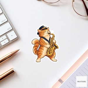 Op de afbeelding: Een gestanste sticker met een oranje cyperse kat die een zwarte fedora met een gouden band draagt en op een gouden saxofoon speelt. De kat heeft een tevreden uitdrukking, gesloten ogen en staat rechtop met de staart gekruld.