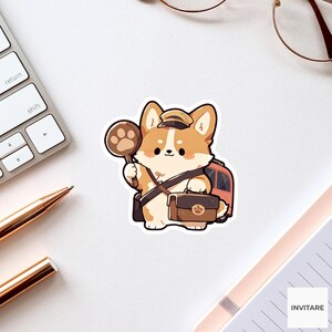 Könnte beinhalten: Ein Aufkleber mit einem beigefarbenen und weißen Corgi als Postbote, der eine Mütze trägt und eine braune Tasche mit Pfotenabdruck hält. Der Corgi hält ein rundes Schild mit einem Pfotenabdruck, und im Hintergrund ist ein rotes Postauto zu sehen.