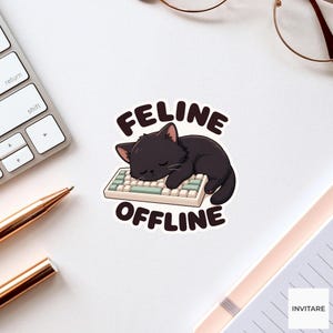 Könnte beinhalten: Ein gestanzter Aufkleber mit einer schlafenden schwarzen Katze, die auf einer beigen und hellgrünen Computertastatur liegt. Der Text FELINE OFFLINE ist in dunkelbraunen, abgerundeten Großbuchstaben über und unter der Illustration gedruckt.