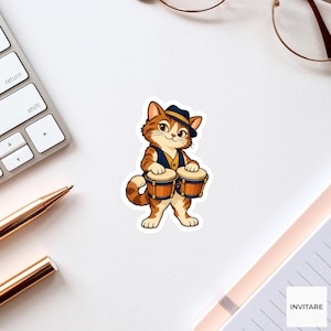 Op de afbeelding: Een sticker van een rood gestreepte kat met een donkerblauwe fedora en vest, spelend op een paar oranje en bruine bongo's. De kat heeft witte vlekken op de borst en poten, met een gestreepte staart die achter het lichaam krult.