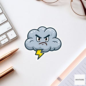Op de afbeelding: Een gestanste sticker met een cartoon onweerswolk met een norse gezichtsuitdrukking, gefronste wenkbrauwen en een pruilende mond. De wolk is lichtgrijs met donkergrijze schaduwen en een felgele bliksemschicht die eronder uitsteekt.