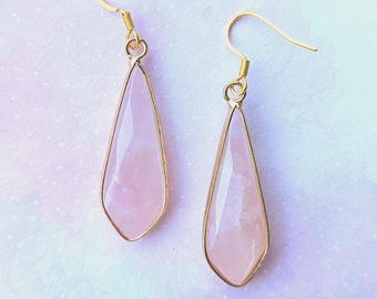 Orecchini a goccia sfaccettati in quarzo rosa naturale, oro.