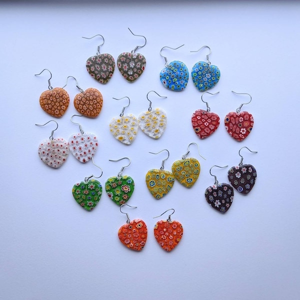 Boucles d’oreilles millefiori en verre. Boucles d’oreilles en verre floral. Boucles d’oreilles daisy coeur. Crochets en argent.