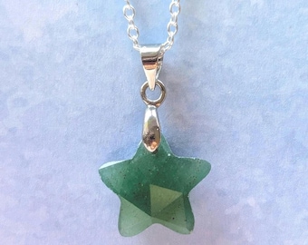 Collar con colgante de estrella de aventurina verde plateada.