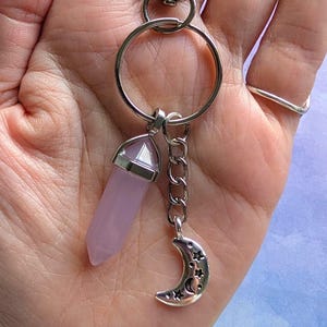 Llavero con forma de luna puntiaguda de jade lavanda, adorno para bolso.