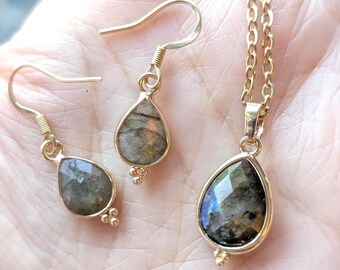 Collar y pendientes con colgante de labradorita facetada en forma de lágrima. Conjunto a juego. Oro.