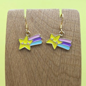 Shooting rainbow bright Happy Hippie star gold earrings.