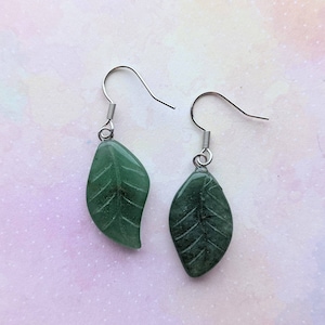 Green aventurine leaf earrings. Silver.