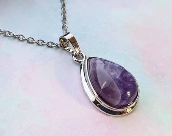 Amethyst Teardrop pendant necklace. Purple. Silver.