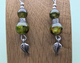 Boucles d’oreilles pendantes en feuille vert olive