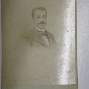 Portrait , photo d'un homme en costume, du début du XXe siècle, studio Nadarz de Marseille  collé sur carton dur.  D