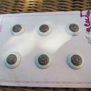Lote de 6 hermosos botones blancos y metálicos, diámetro entrelazado 2,4 cm en el cartón original Botones de París