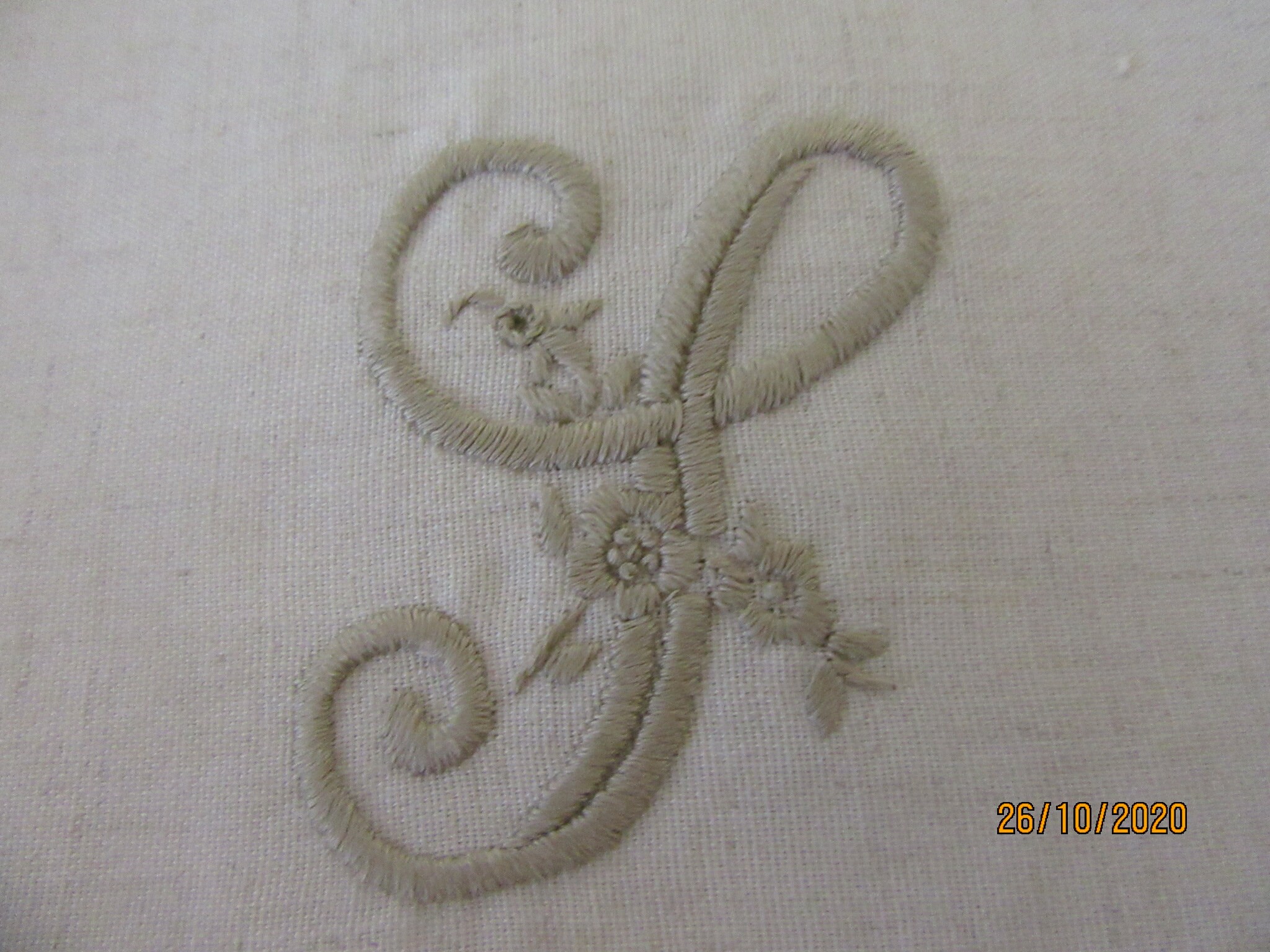 Set de Table ou Serviette en Coton Monogrammé. Initiale Brodée Motif Floraux Couleur Taupe et Ourlet