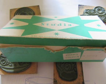 Lot de 4 vieux tampons d'école dans leur boite" studia " sujet : la vaisselle. old school stamp C