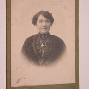 Portrait , photo collée sur carton dur, femme en robe noire d'époque, D