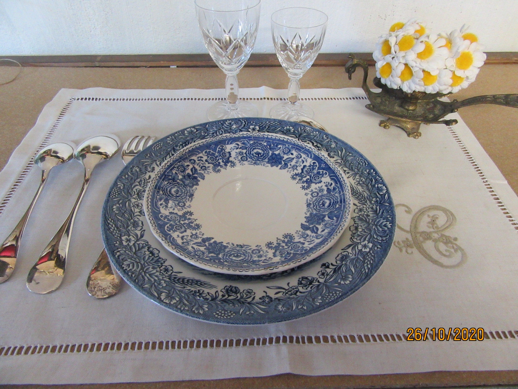 Set de Table ou Serviette en Coton Monogrammé. Initiale Brodée Motif Floraux Couleur Taupe et Ourlet