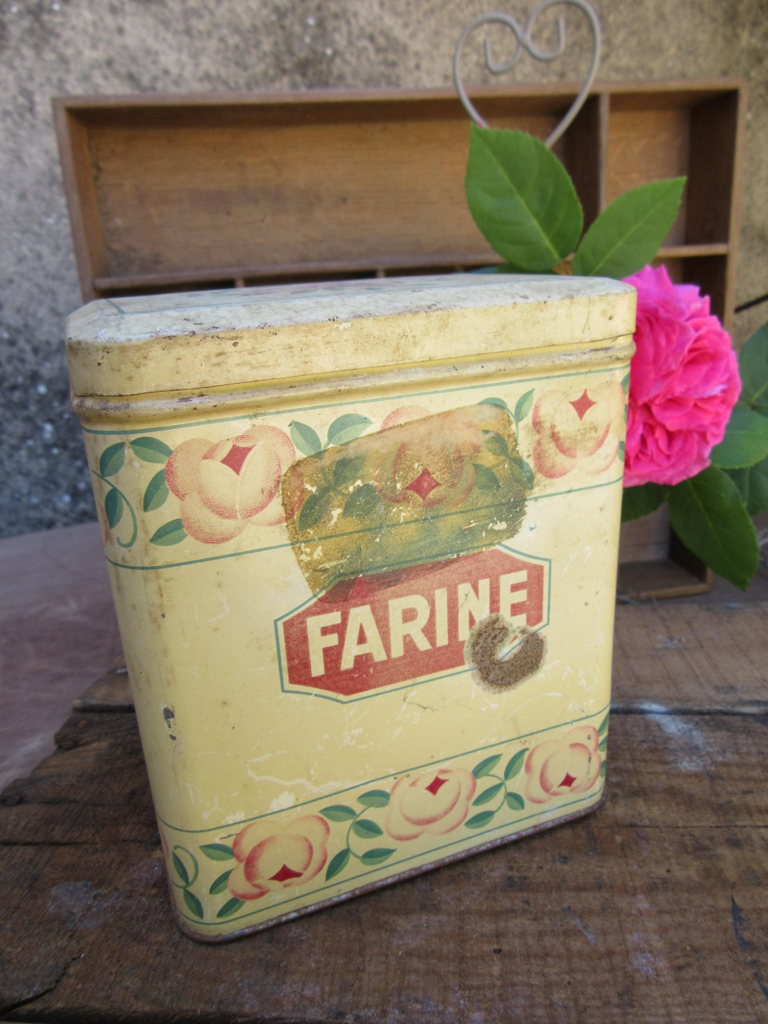 Boite en Métal Jaune Pour Farine. Cuisine Vintage, Ancienne . Metal Old Yellow Box For Flour , Kitch